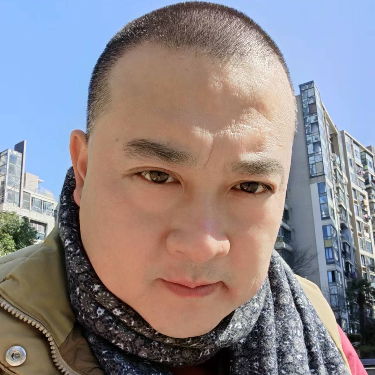 2003年成为独立导演,与各大4A 广告公司密切合作,创作出众多百万级别的广告作品,2011年转型作为影视导演,创意并执导了多部MTV、电影短片,与众多一线艺人合作,开创了网游界短片电影化新风尚 WechatIMG1467.jpeg